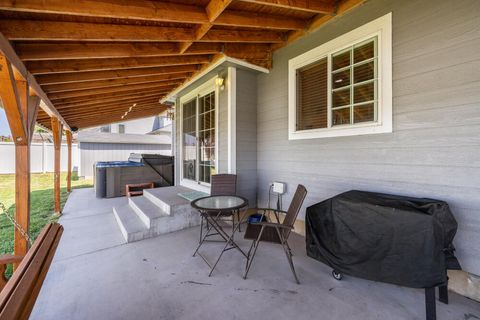 Tiny photo for 3934 El Cerrito Way, Klamath Falls, OR 97603 (MLS # 220213156)