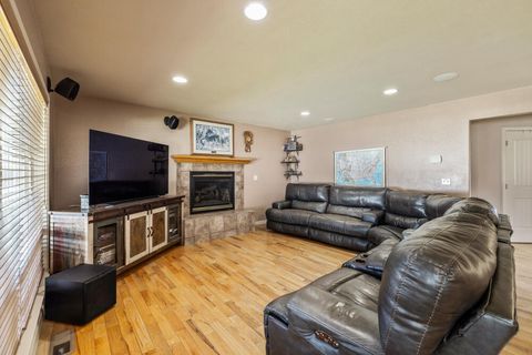 Tiny photo for 3934 El Cerrito Way, Klamath Falls, OR 97603 (MLS # 220213156)
