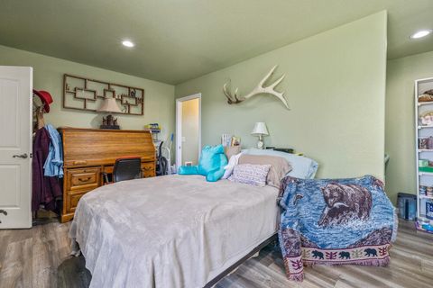 Tiny photo for 3934 El Cerrito Way, Klamath Falls, OR 97603 (MLS # 220213156)