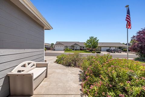 Tiny photo for 3934 El Cerrito Way, Klamath Falls, OR 97603 (MLS # 220213156)