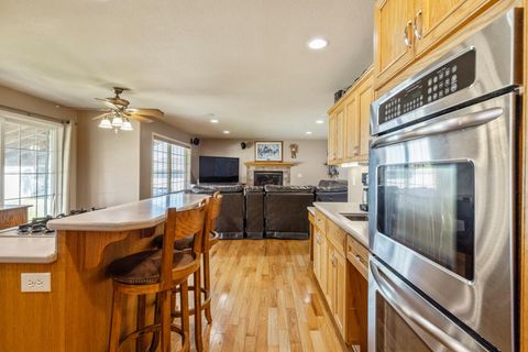 Tiny photo for 3934 El Cerrito Way, Klamath Falls, OR 97603 (MLS # 220213156)