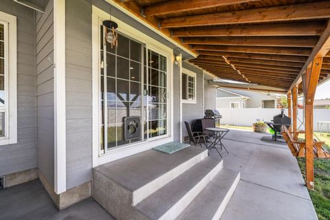 Tiny photo for 3934 El Cerrito Way, Klamath Falls, OR 97603 (MLS # 220213156)