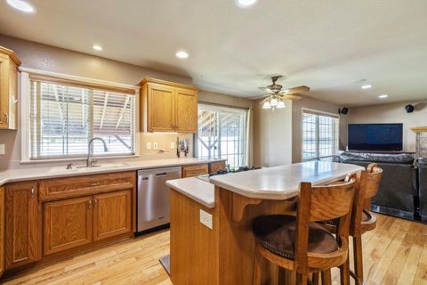 Tiny photo for 3934 El Cerrito Way, Klamath Falls, OR 97603 (MLS # 220213156)