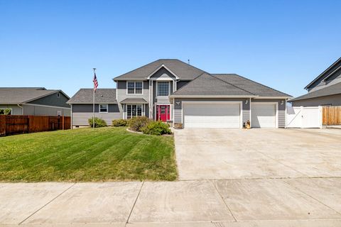 Tiny photo for 3934 El Cerrito Way, Klamath Falls, OR 97603 (MLS # 220213156)