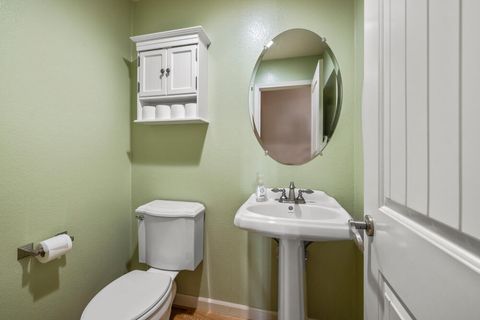 Tiny photo for 3934 El Cerrito Way, Klamath Falls, OR 97603 (MLS # 220213156)