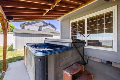 Tiny photo for 3934 El Cerrito Way, Klamath Falls, OR 97603 (MLS # 220213156)