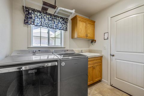 Tiny photo for 3934 El Cerrito Way, Klamath Falls, OR 97603 (MLS # 220213156)