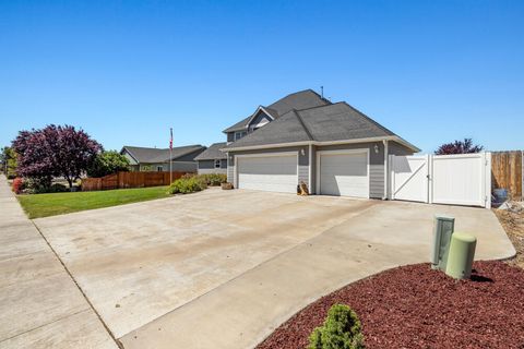 Tiny photo for 3934 El Cerrito Way, Klamath Falls, OR 97603 (MLS # 220213156)