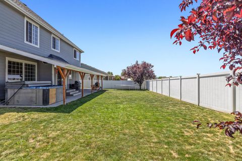 Tiny photo for 3934 El Cerrito Way, Klamath Falls, OR 97603 (MLS # 220213156)
