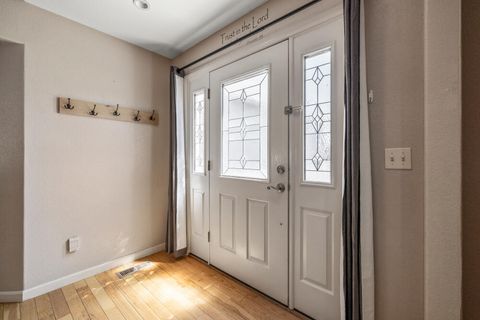 Tiny photo for 3934 El Cerrito Way, Klamath Falls, OR 97603 (MLS # 220213156)