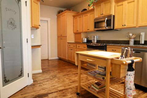 Tiny photo for 26 Pine Court, Eagle Point, OR 97524 (MLS # 220219764)