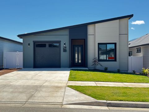 Photo of 646 Terrazzo Way, Medford, OR 97501 (MLS # 220215527)