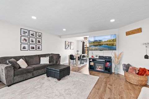 Tiny photo for 1461 Applegate Lane, Medford, OR 97501 (MLS # 220215851)