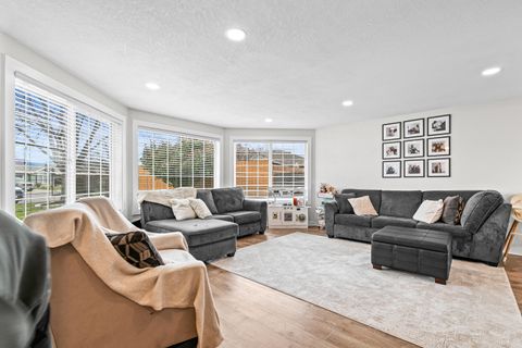 Tiny photo for 1461 Applegate Lane, Medford, OR 97501 (MLS # 220215851)