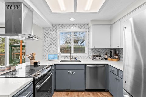 Tiny photo for 1461 Applegate Lane, Medford, OR 97501 (MLS # 220215851)