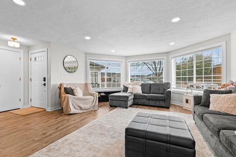 Tiny photo for 1461 Applegate Lane, Medford, OR 97501 (MLS # 220215851)