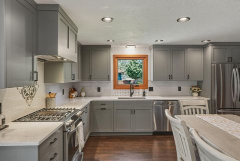 Tiny photo for 61605 Summer Shade Drive, Bend, OR 97702 (MLS # 220220131)