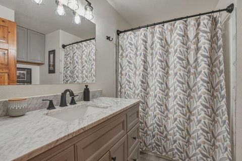 Tiny photo for 61605 Summer Shade Drive, Bend, OR 97702 (MLS # 220220131)