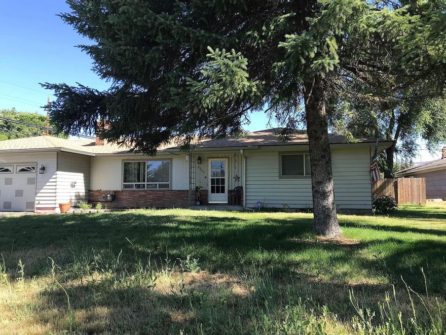 3 bedroom 1.5 bath 1314 sq ft south suburban home with a huge back yard!. Home features a nice sized living/dining area. Updated kitchen with tile floors and recessed lighting. Bedrooms are of good size. A new furnace was just put in last year. Features a huge backyard with in ground sprinklers and a pergola. Priced to sell!!! Sale contingent upon seller finding suitable housing.