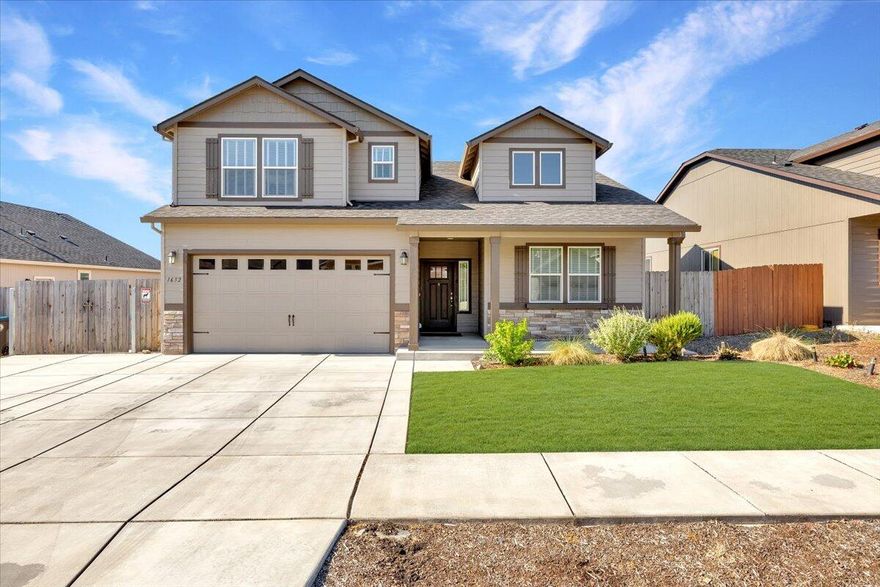 Welcome to the Orchard Encore - a 2,281 sq ft custom two-story home on a quiet East Medford
street. This 4-bed, 3-bath home features vaulted & 9' ceilings, hardwood and tile floors, and
abundant natural light. The main level offers an open-concept great room with gas fireplace,
formal dining, and a stunning kitchen with granite counters, stainless appliances, soft-close
cabinets, tile backsplash, walk-in pantry, breakfast bar, and wet bar with wine cooler.The
primary suite includes dual granite vanities, soaking tub, walk-in shower, and large walk-in
closet. Two guest bedrooms share a full bath on the main level. Upstairs offers a spacious 2 nd private guest suite with walk-in closet and full bath—ideal for multi-generational
living or guests. Upgrades include crown molding and custom finishes throughout.
Move-in ready. This home is a must-see!