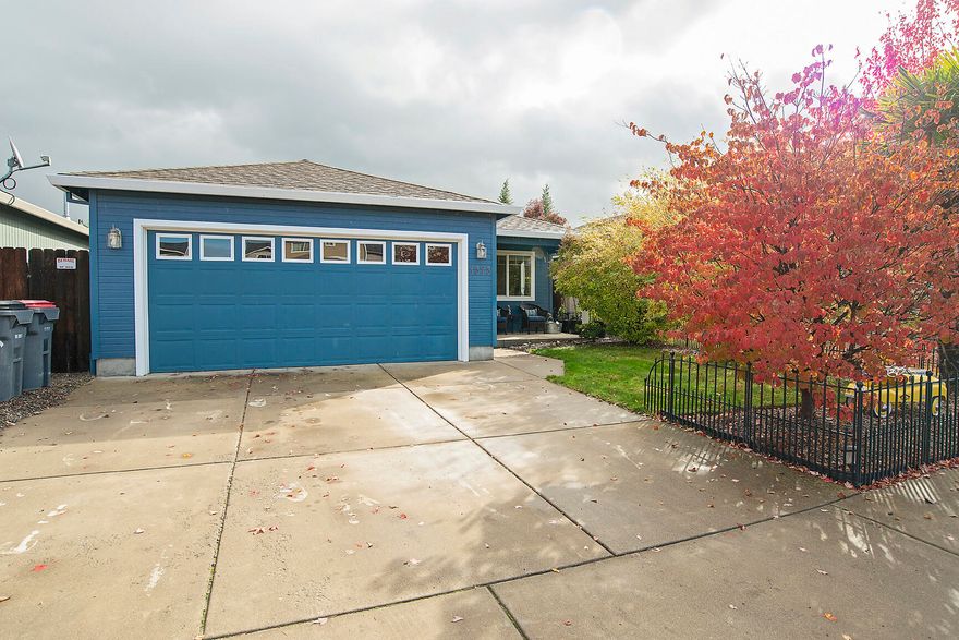 Well Maintained 3bdrm 2bath home in the desirable white city neighborhood,
Open Spacious floor plan. Too many upgrades
to list... 
Low maintenance back yard.