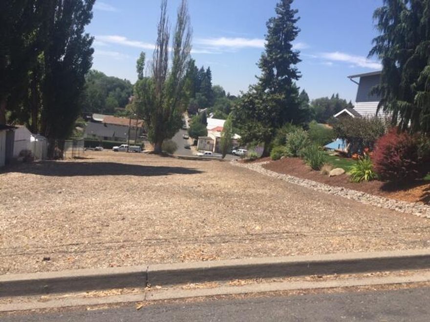 Nice lots ready to build.  Utilities at the street.