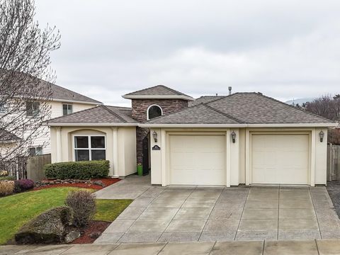 Photo of 3821 Sherwood Park Drive, Medford, OR 97504 (MLS # 220215208)