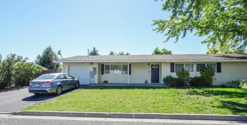 Tiny photo for 10756 Preddy Avenue, Klamath Falls, OR 97603 (MLS # 220223530)