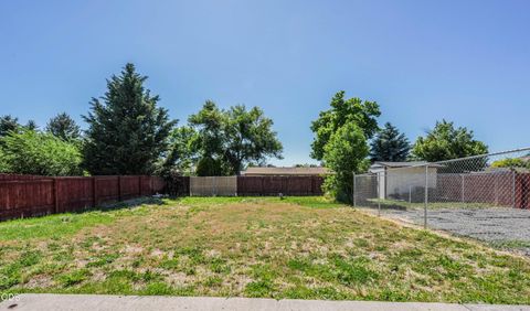 Tiny photo for 10756 Preddy Avenue, Klamath Falls, OR 97603 (MLS # 220223530)