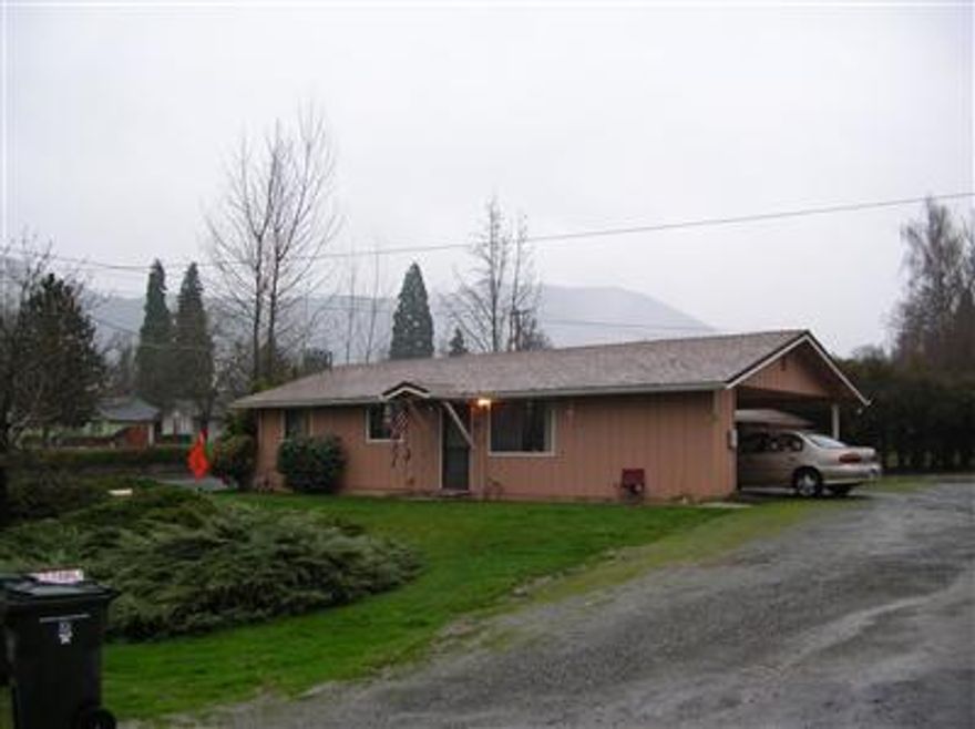 GOOD RENTALS!3 BDRM AND 2 BDRM duplex in nice residental nieghborhood,heat pumps, long term tenants ,BIG 1/3 ACRE lot, close to town and shopping.New paint on outside, new carpet. Tennants rights.