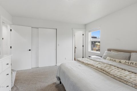 Tiny photo for 4444 NE 40th Street, Redmond, OR 97756 (MLS # 220223229)