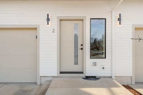 Tiny photo for 2028 Sunset Drive #2, Medford, OR 97501 (MLS # 220213404)