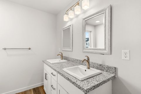 Tiny photo for 2028 Sunset Drive #2, Medford, OR 97501 (MLS # 220213404)