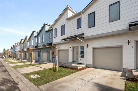 Tiny photo for 2028 Sunset Drive #2, Medford, OR 97501 (MLS # 220213404)