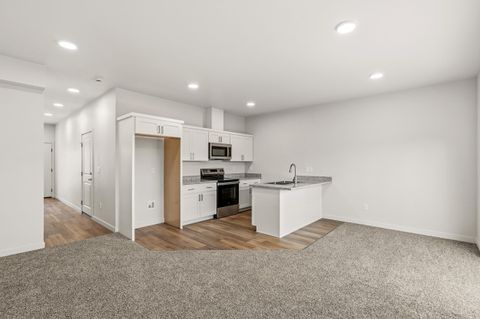 Tiny photo for 2028 Sunset Drive #2, Medford, OR 97501 (MLS # 220213404)