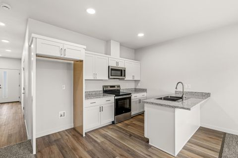 Tiny photo for 2028 Sunset Drive #2, Medford, OR 97501 (MLS # 220213404)