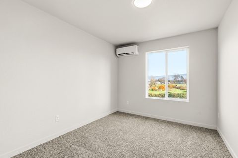 Tiny photo for 2028 Sunset Drive #2, Medford, OR 97501 (MLS # 220213404)