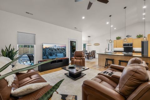 Tiny photo for 15943 Cascade Lane, La Pine, OR 97739 (MLS # 220210277)