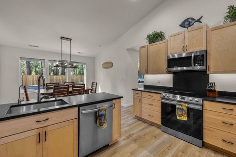 Tiny photo for 15943 Cascade Lane, La Pine, OR 97739 (MLS # 220210277)