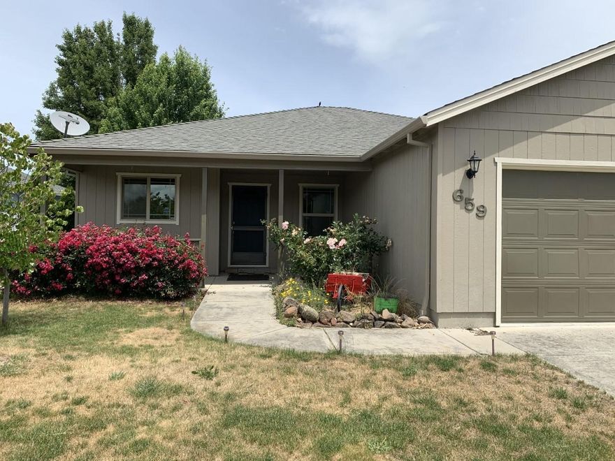 Wonderful opportunity first time home buyer. This 3-bedroom 2-bath home is one level, offers a nice open floor plan, upgraded kitchen appliances, newer carpet, and 2-car garage. Home has newer exterior paint and beautiful front and back landscaping. Nice gated side yard could work for smaller RV/Boat parking. Attached garage includes ATTACHED wall shelving, workbench, and pull down ladder for attic storage. Conveniently located near schools, and
shopping.