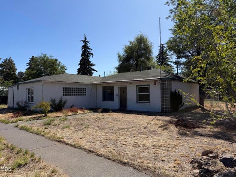 Photo of 240 NW Birch Avenue, Redmond, OR 97756 (MLS # 220228408)