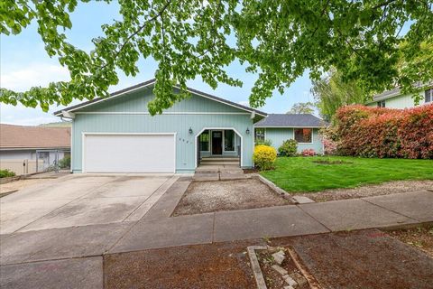 Photo of 2981 Rosewood Street, Medford, OR 97504 (MLS # 220219916)