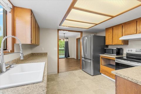 Tiny photo for 2981 Rosewood Street, Medford, OR 97504 (MLS # 220219916)