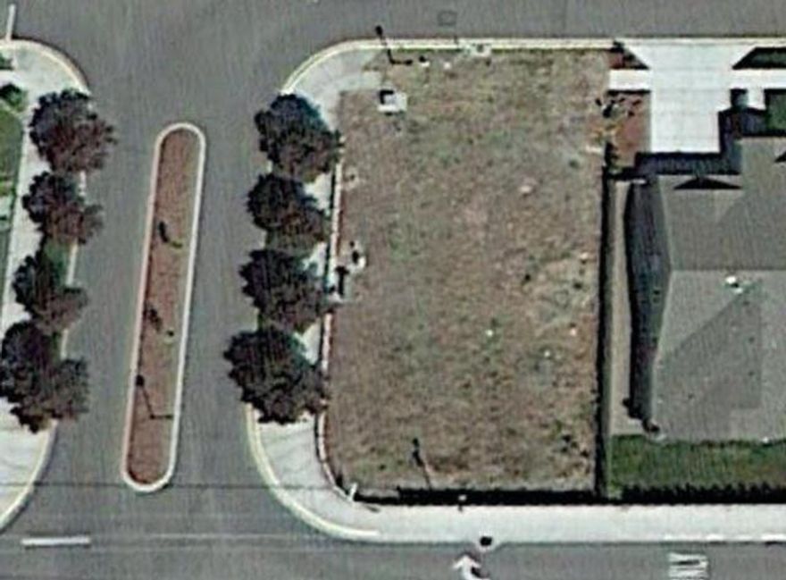 Terrific corner lot conveniently located close to everything! Building sites in Central Point are selling not that the market is HOT!