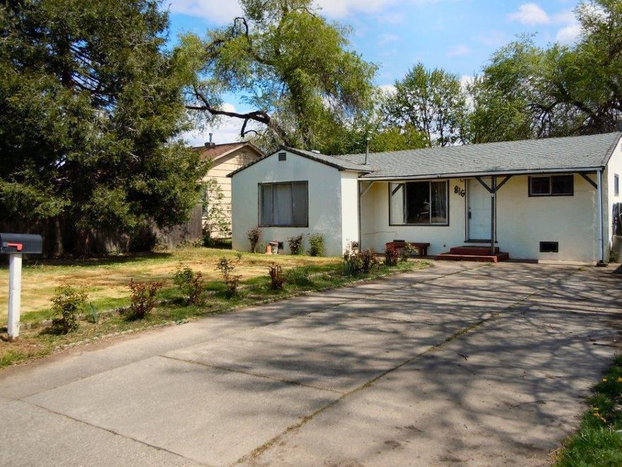 Large lot with huge fenced backyard plus garden area highlights this quaint 3-bedroom, 1-bathroom home in the heart of Medford. Located by Jackson Park and is near medical care, shopping, groceries and most anything Medford has to offer. Home contains a split floor plan with a large living room. Would be great for first time buyer or investor searching to buy a move in ready home.