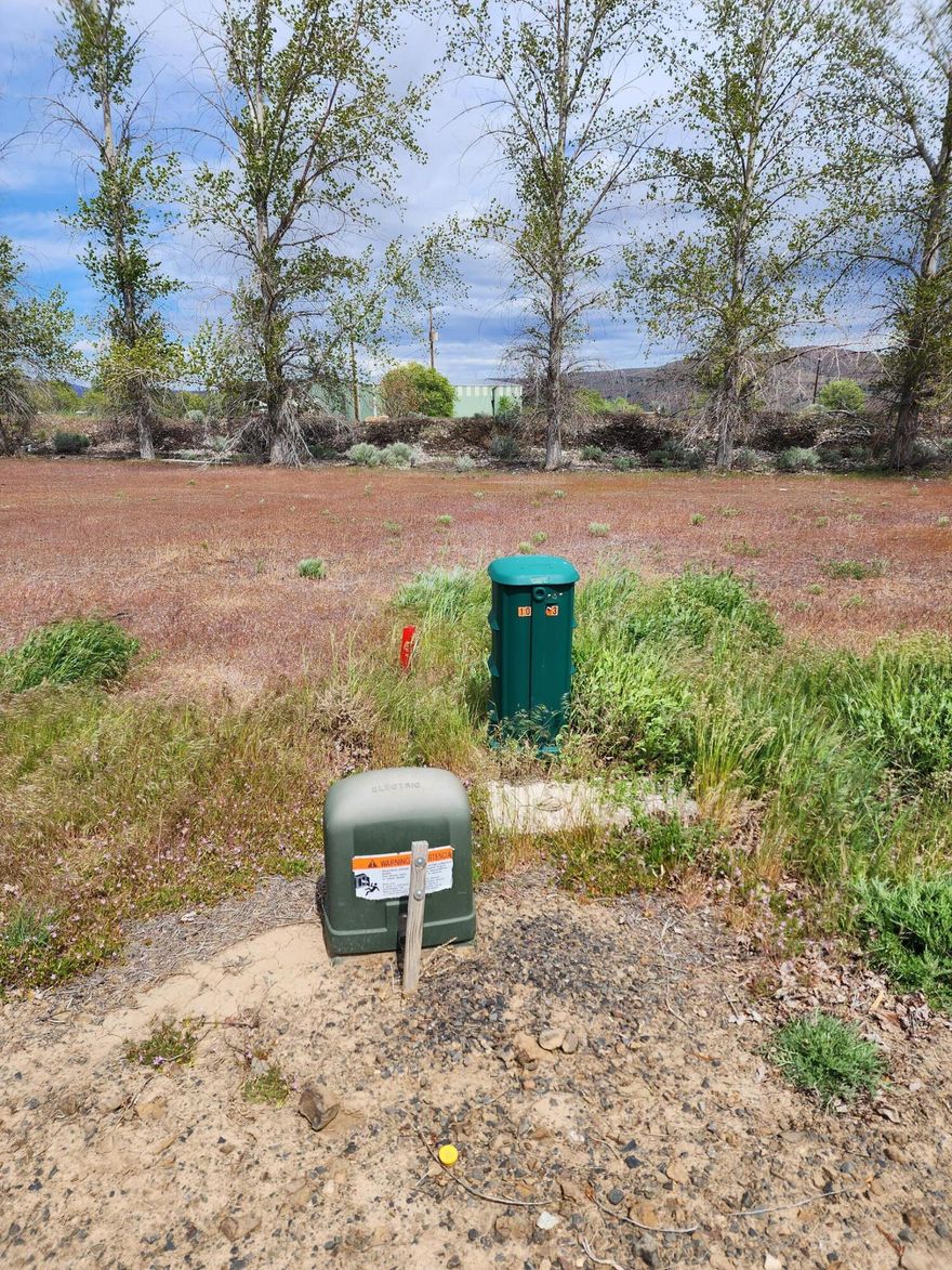 .17ac FLAT, BUILDABLE LOT on quiet culdesac in Maupin's Rivercrest Village neighborhood, perfectly perched on the bluff over the Deschutes River.  Minutes away from whitewater rafting, fishing and outdoor activities, 2 hours from Portland, one hour to Bend with utilities at the road, high-speed internet available in Maupin.  Adjoining lot (308 Little Lake Rd) available as well.  See separate listing.