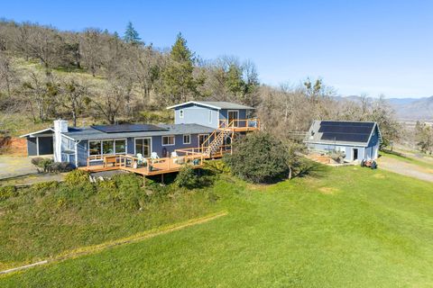 Photo of 6251 Ventura Lane, Central Point, OR 97502 (MLS # 220215162)