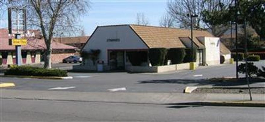 High-Exposure building with drive thru near the North Medford Interchange. 2,221 sq. ft. @ $3,500.00/Mo. Net3. Base vs. 8 % monthly percentage rent. Owner reserves the right to approve tenant and use. New kitchen with 14' hood. Fully equipped. Immediately available.