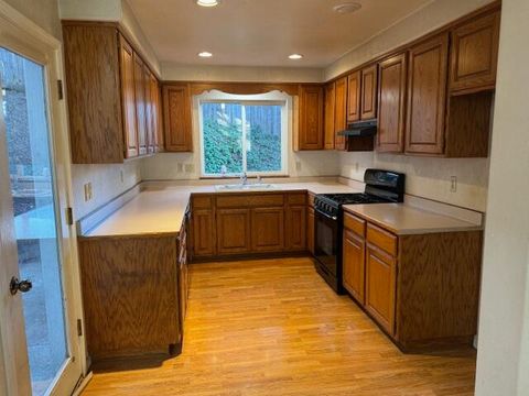 Tiny photo for 1986 Kelly Way, Grants Pass, OR 97527 (MLS # 220215518)