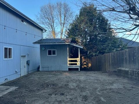 Tiny photo for 1986 Kelly Way, Grants Pass, OR 97527 (MLS # 220215518)